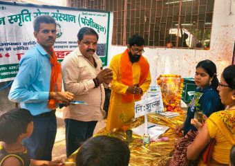 "लखनऊ के दुबग्गा में बड़ा मंगल के अवसर पर बरदानी बाबा मंदिर परिसर में श्रद्धालुओं को निःशुल्क तुलसी के पौधे वितरित करते सुमन स्मृति सेवा संस्थान के सदस्य।"