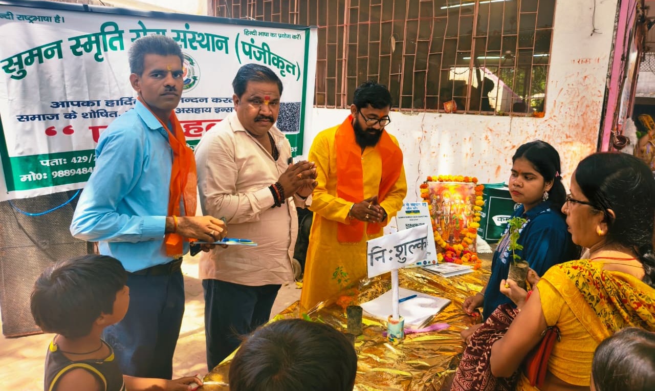 "लखनऊ के दुबग्गा में बड़ा मंगल के अवसर पर बरदानी बाबा मंदिर परिसर में श्रद्धालुओं को निःशुल्क तुलसी के पौधे वितरित करते सुमन स्मृति सेवा संस्थान के सदस्य।"