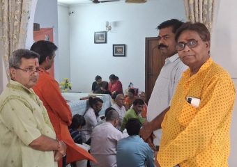 "लखनऊ के गोमती नगर में आरएसएस और विहिप के सुंदरकांड पाठ आयोजन में भगवान राम और हनुमान जी के चित्र के समक्ष दीप प्रज्वलन करते अतिथि और सामूहिक पाठ में बैठे श्रद्धालु।"