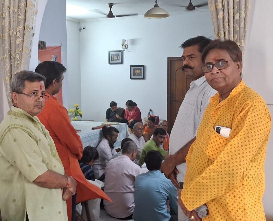 "लखनऊ के गोमती नगर में आरएसएस और विहिप के सुंदरकांड पाठ आयोजन में भगवान राम और हनुमान जी के चित्र के समक्ष दीप प्रज्वलन करते अतिथि और सामूहिक पाठ में बैठे श्रद्धालु।"